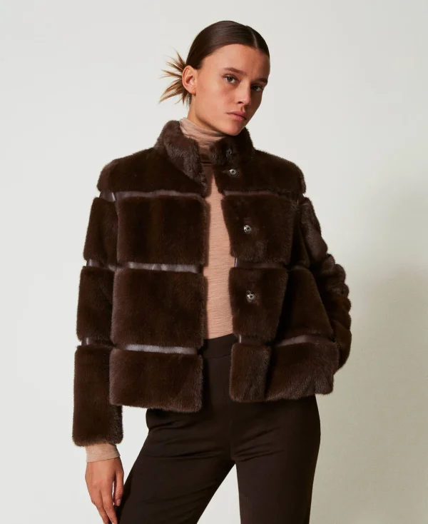 TWINSET Milano Mäntel und Trenchcoats^Kurzmantel Aus Pelzimitat Mit Intarsien Kaffeeschokolade