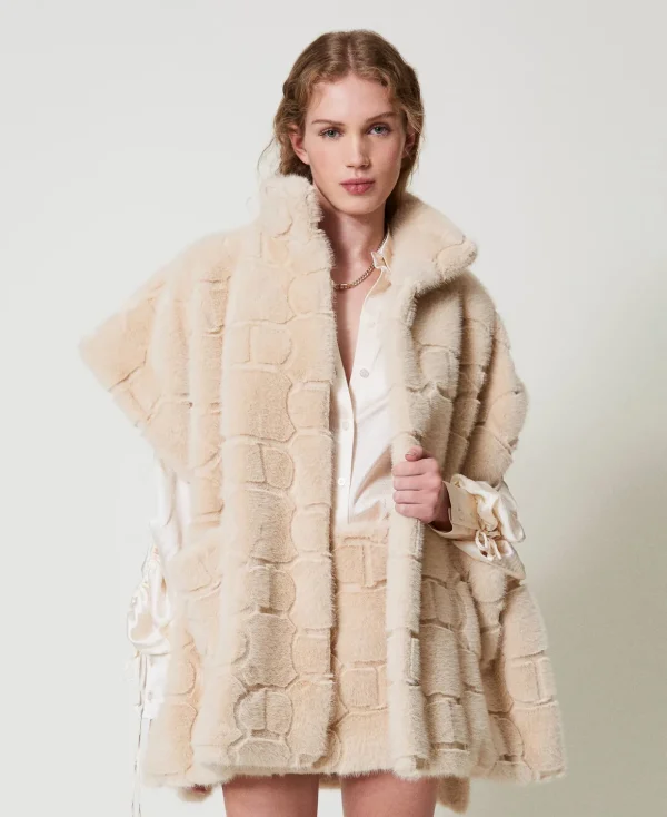 TWINSET Milano Ponchos^Poncho Aus Pelzimitat Mit Logos „White Cream“